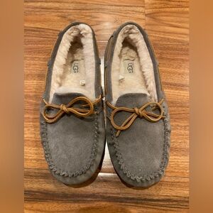 UGG Austrailia Womens Grey Suede Moccasin Sheep Skin In/outdoor Shoe. US9 Used